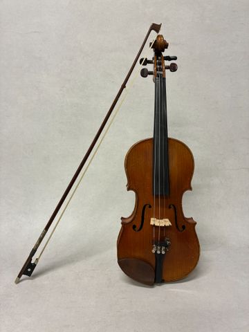 Violon portant une étiquette 