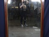 un homme se prenant en photo dans un miroir