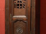 une armoire en bois avec une porte sur le côté