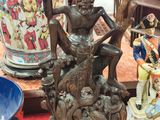 de nombreux vases et statues de toutes sortes exposés sur la table
