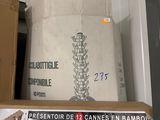 une boîte posée sur une étagère