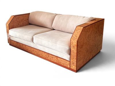 une photo d'un canapé en bois et en tissu