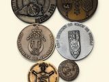 un gros plan sur un groupe de pièces de monnaie métalliques posées sur une surface blanche
