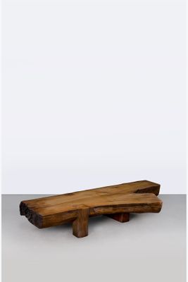 une image représentant un morceau de bois posé sur une table