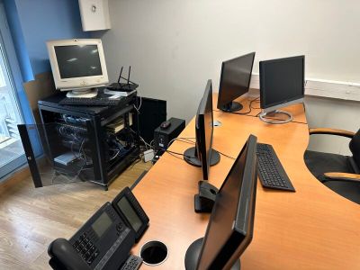 un bureau sur lequel sont posés deux écrans et un ordinateur portable
