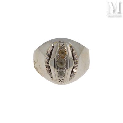 une image représentant une bague en argent ornée d'une pierre au centre