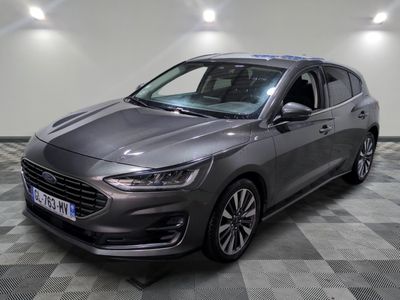 Une Ford Mondeo grise est garée dans une pièce au sol carrelé.