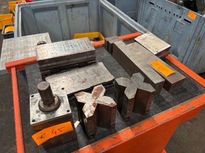 une table sur laquelle sont posés un certain nombre d'outils