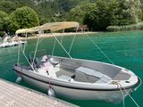 un petit bateau amarré au quai