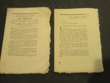 deux pages d'un livre, sur lesquelles figurent des inscriptions, posées sur une table