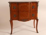 une image d'une commode en bois avec un plateau en marbre
