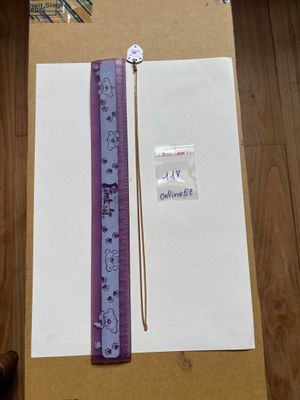 une feuille de papier et une règle posées sur une table