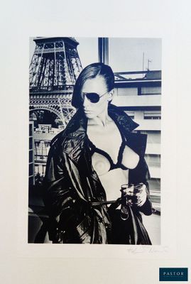 photographie en noir et blanc d'une femme devant la tour Eiffel