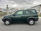 une photo d'un SUV vert garé sur un parking