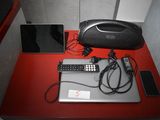 un ordinateur portable et un téléphone portable posés sur une table rouge