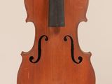 gros plan d'un violon avec un archet sur fond blanc
