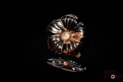 un fond noir avec l'image d'une ampoule et d'une paire de ciseaux