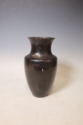 Vase balustre en métal laqué noir à décor de fleurs et branc…