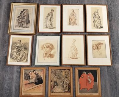 six photos encadrées représentant des personnes et des animaux, posées sur un parquet