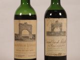 deux bouteilles de vin posées l'une à côté de l'autre sur une table