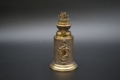 une clochette en or surmontée d'une couronne