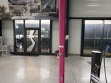 un poteau rose au milieu d'un immeuble