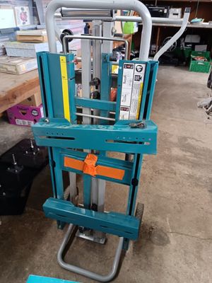 un diable bleu qui se trouve dans un garage