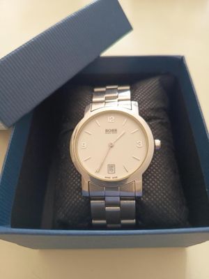 une montre Fossil dans un coffret bleu posé sur une table avec un fond blanc