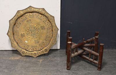 deux morceaux de bois et une plaque en laiton posés par terre