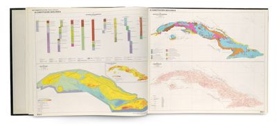 un livre ouvert contenant une carte des Caraïbes et une carte des îles
