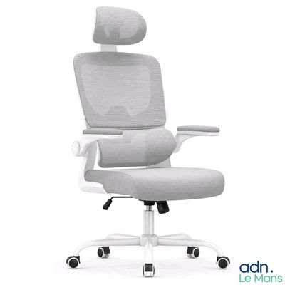 une photo d'une chaise de bureau blanche équipée d'un appui-tête et d'accoudoirs