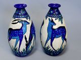 deux vases bleus décorés de motifs, posés sur une table