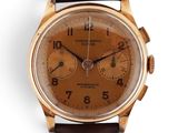 gros plan d'une montre sur une surface blanche