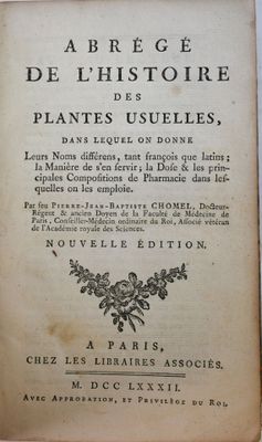 un vieux livre écrit posé sur une table