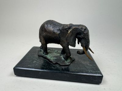 une statue d'éléphant posée sur un socle en marbre