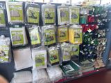 de nombreux articles exposés dans le magasin sont à vendre