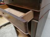un meuble comportant deux tiroirs