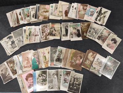 il y a beaucoup de vieilles photos de personnes sur cette table