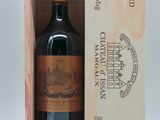 une image représentant une bouteille de vin dans un coffret en bois