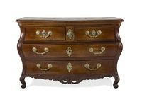 COMMODE EN ACAJOU MASSIF MOULURÉ DE FORME MOUVEMENTÉE