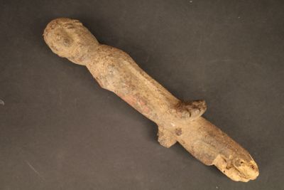 un morceau de bois posé sur une table