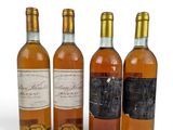trois bouteilles de vin sont posées les unes à côté des autres sur une surface blanche
