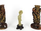 trois pièces de bois sculpté sont empilées les unes sur les autres