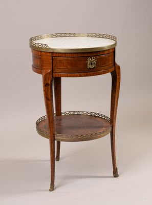 une image d'une petite table avec un plateau en marbre sur un fond blanc