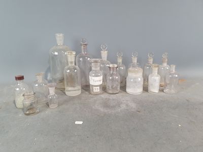 beaucoup de bouteilles qui traînent par terre