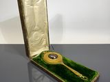 une image représentant un coffret doré et vert contenant une clé