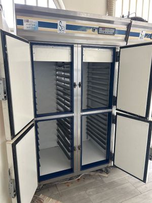 une machine qui contient plusieurs plateaux à l'intérieur