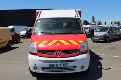 un camion de pompiers rouge et jaune garé sur un parking