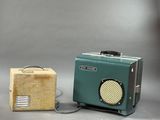 une radio et une boîte en bois sur fond gris