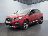 La voiture rouge est garée dans le garage d'un immeuble